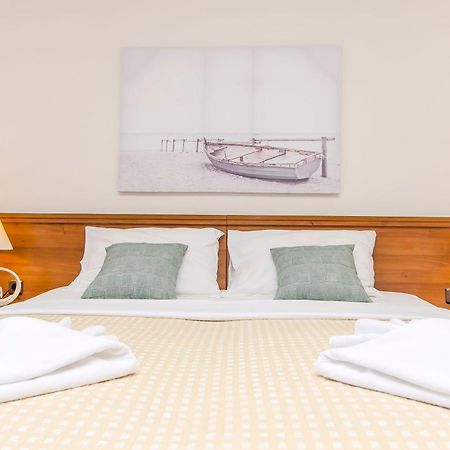 House Hotel Plava Laguna Tisno Buitenkant foto