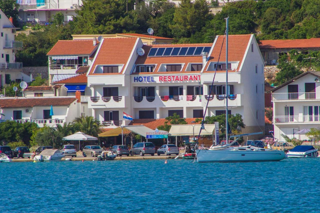 House Hotel Plava Laguna Tisno Buitenkant foto
