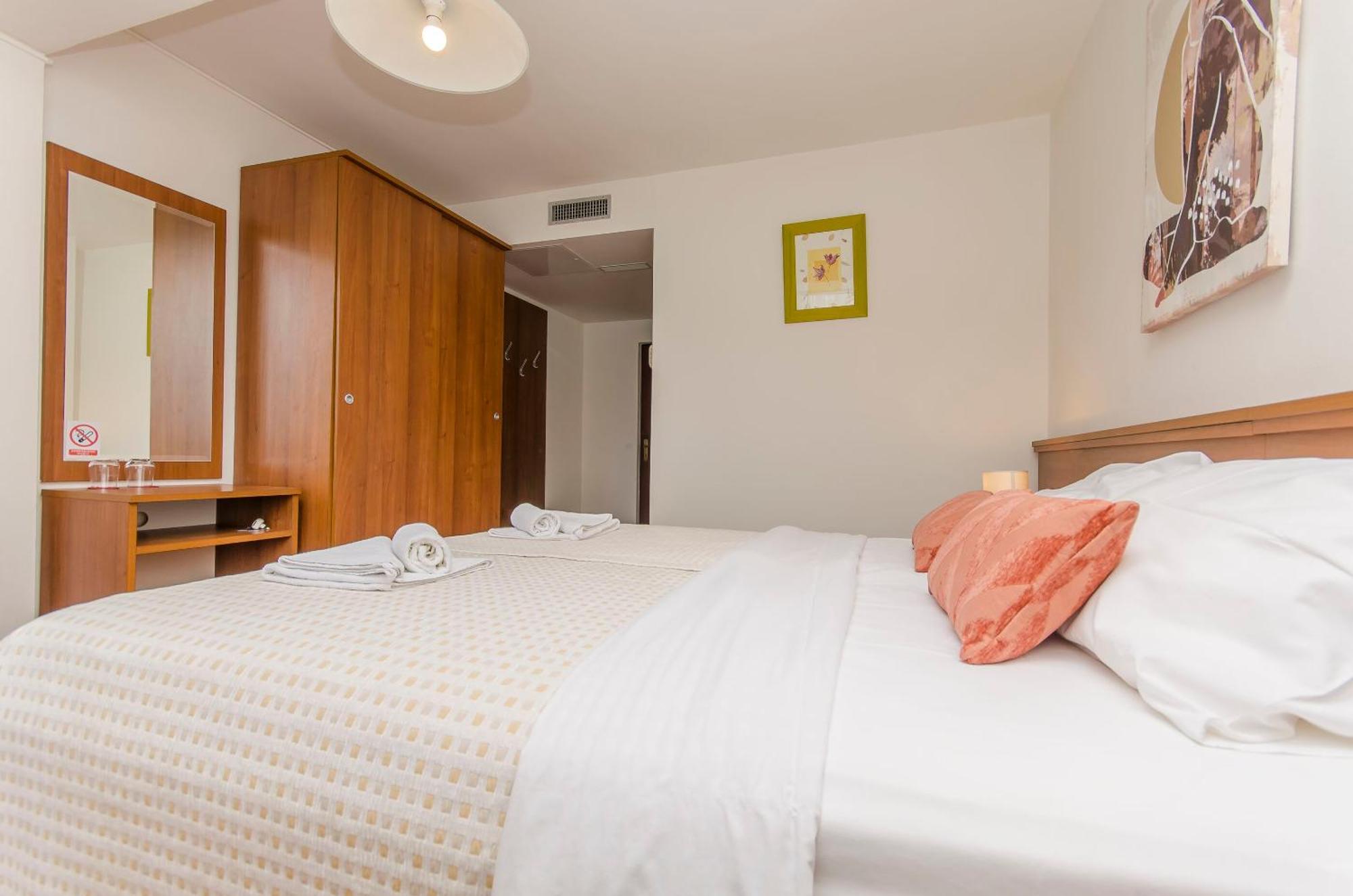 House Hotel Plava Laguna Tisno Buitenkant foto