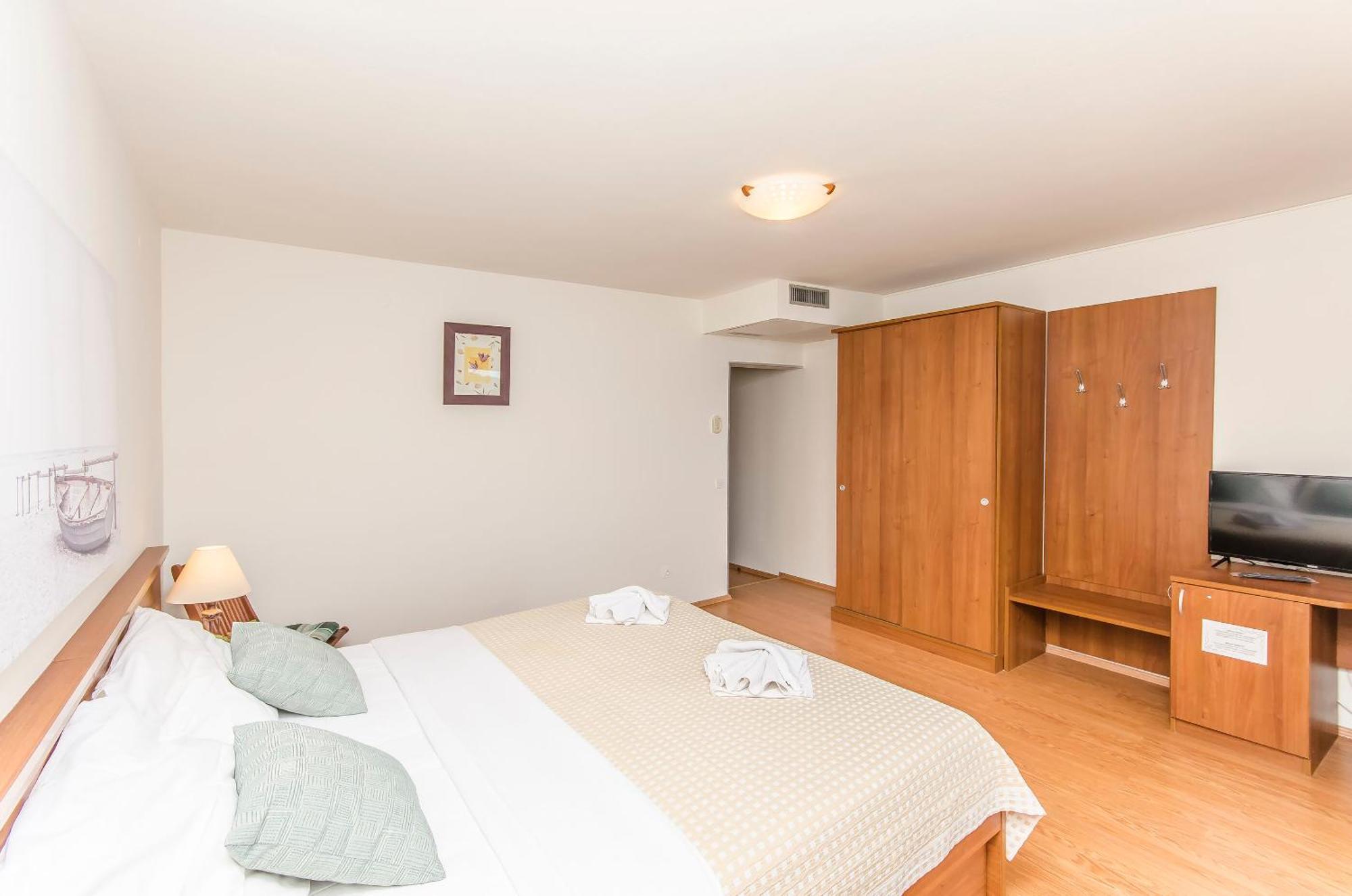 House Hotel Plava Laguna Tisno Buitenkant foto