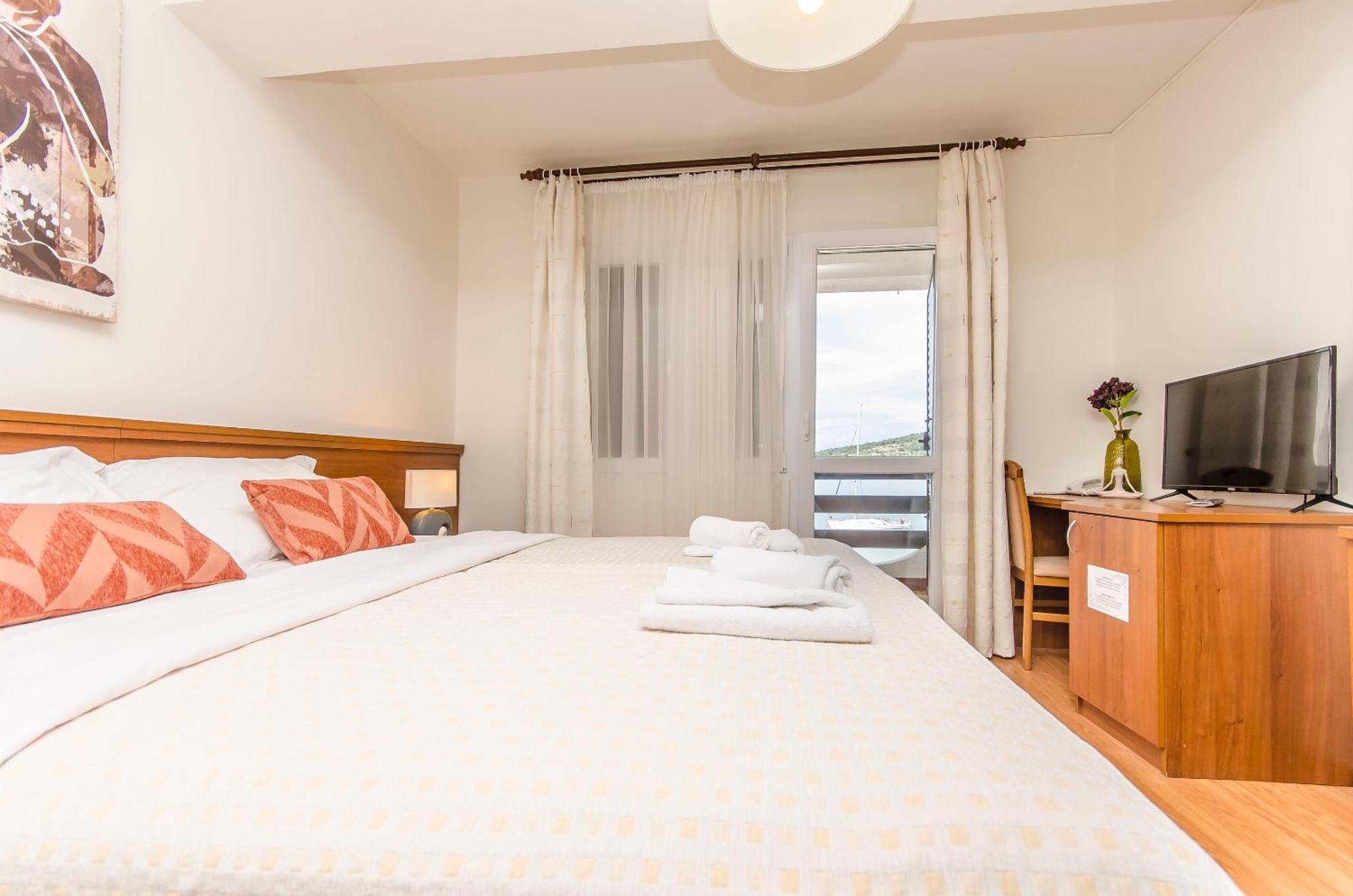 House Hotel Plava Laguna Tisno Buitenkant foto