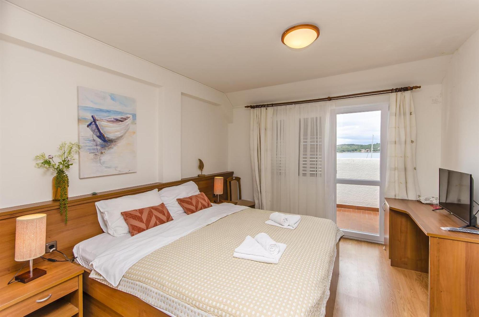 House Hotel Plava Laguna Tisno Buitenkant foto
