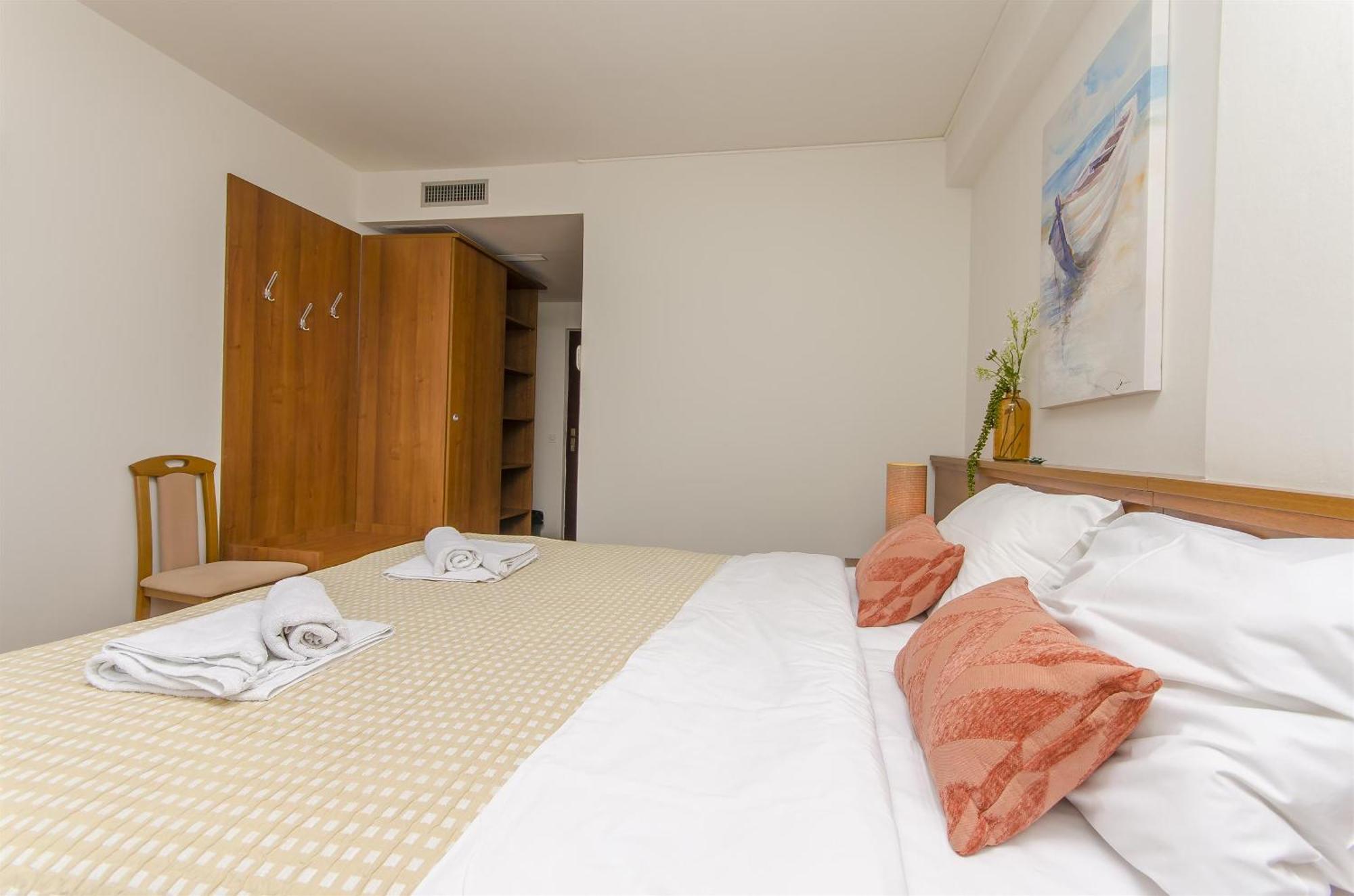 House Hotel Plava Laguna Tisno Buitenkant foto