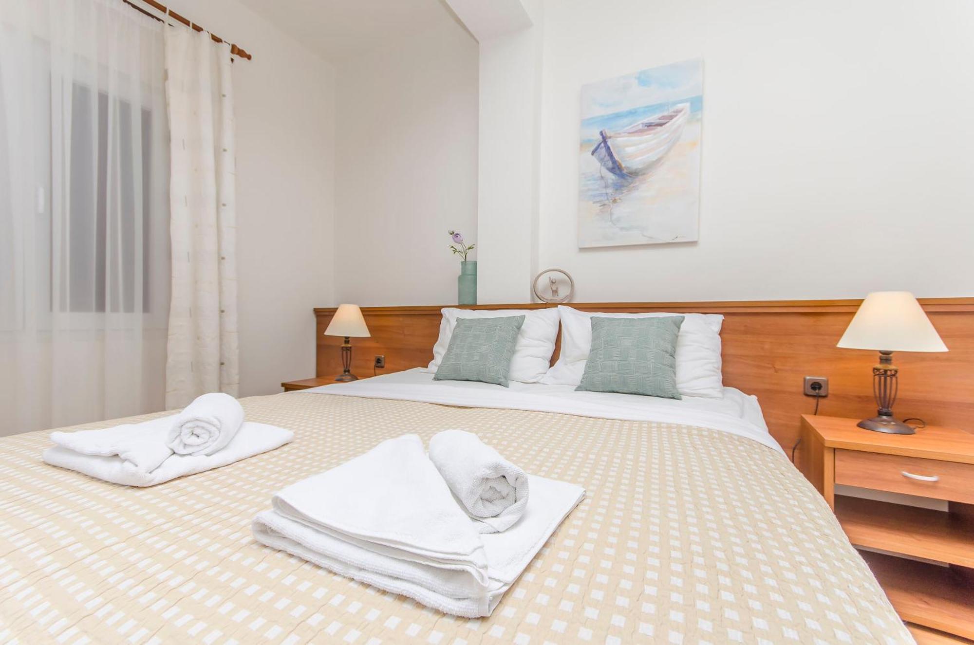 House Hotel Plava Laguna Tisno Buitenkant foto