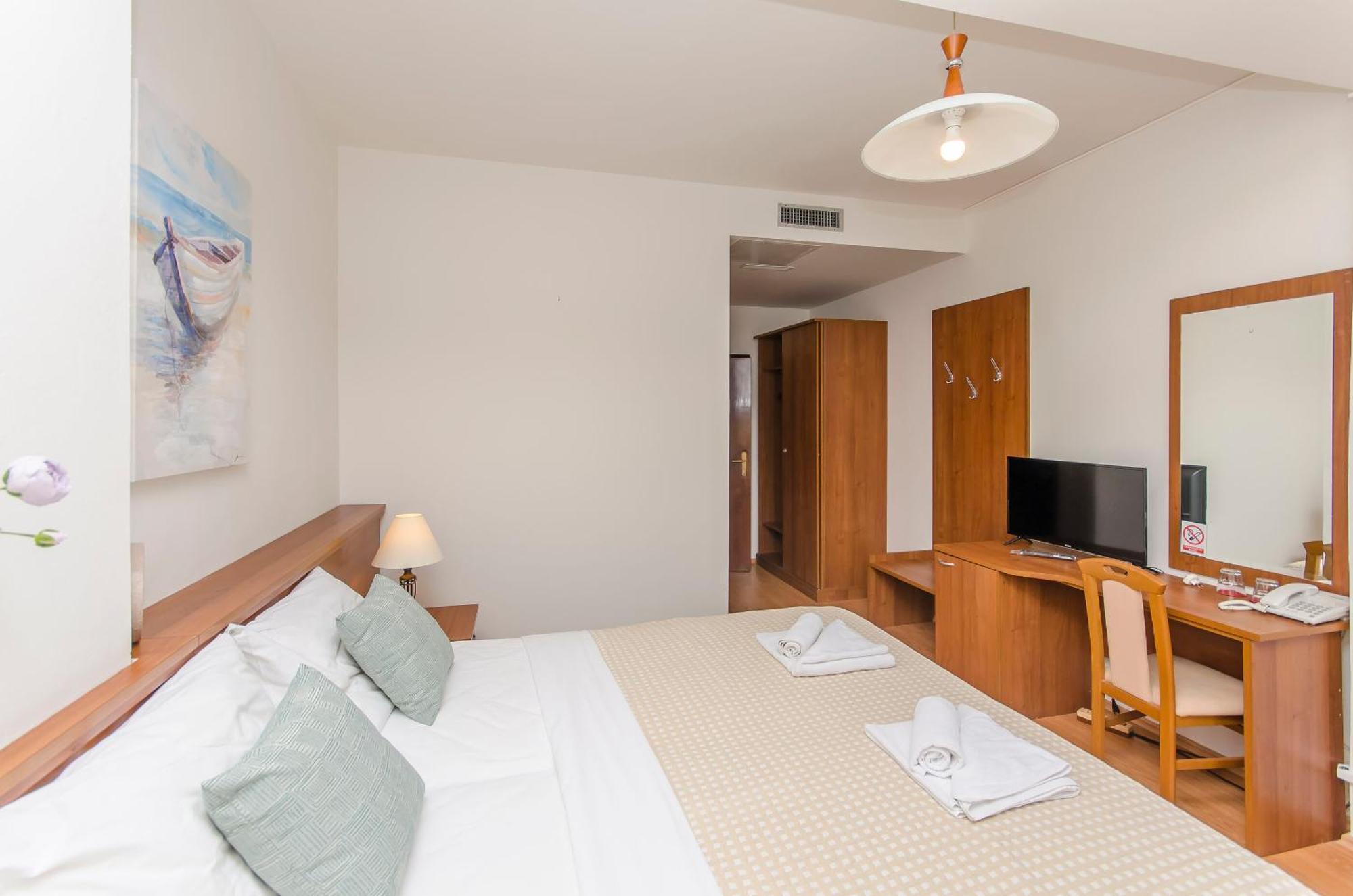 House Hotel Plava Laguna Tisno Buitenkant foto