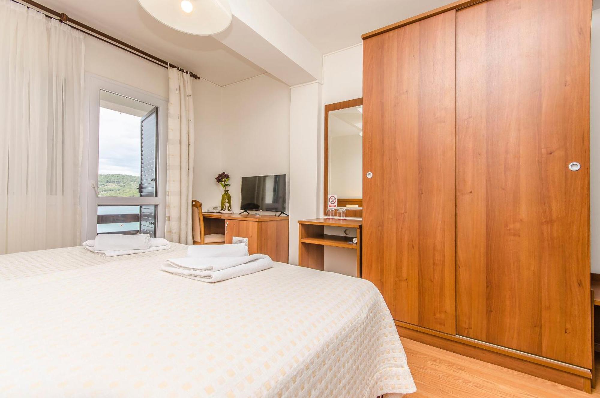House Hotel Plava Laguna Tisno Buitenkant foto