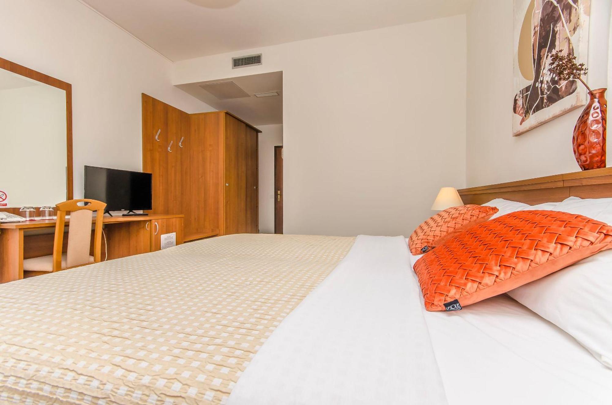 House Hotel Plava Laguna Tisno Buitenkant foto