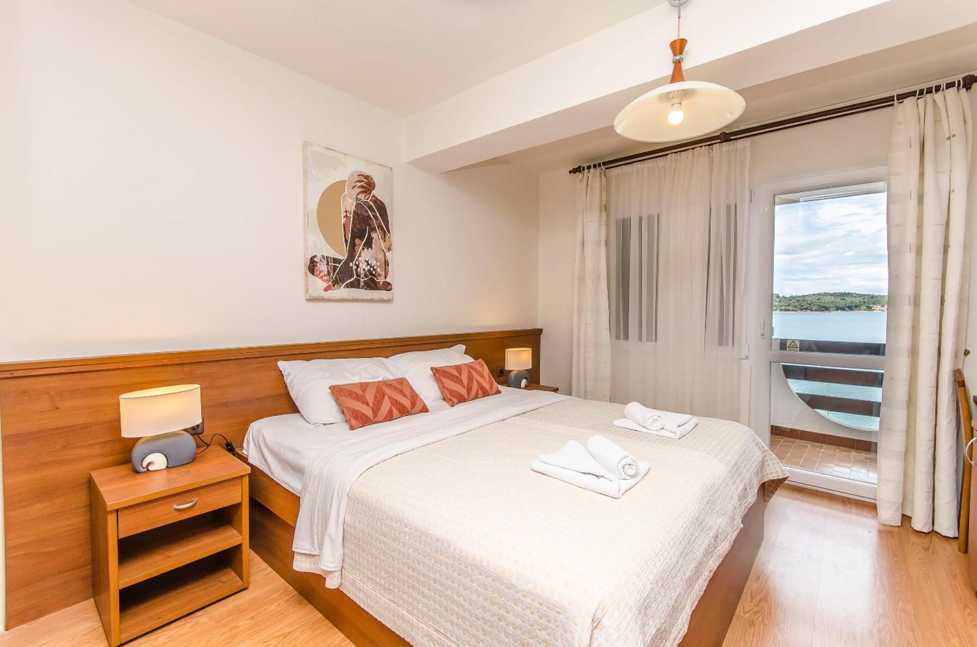 House Hotel Plava Laguna Tisno Buitenkant foto