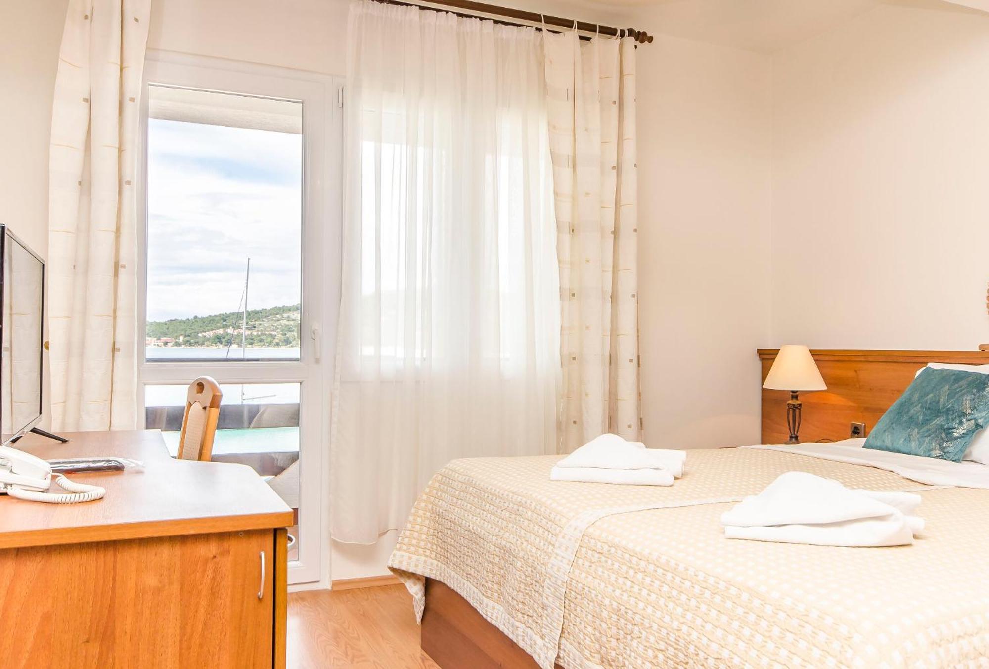 House Hotel Plava Laguna Tisno Buitenkant foto