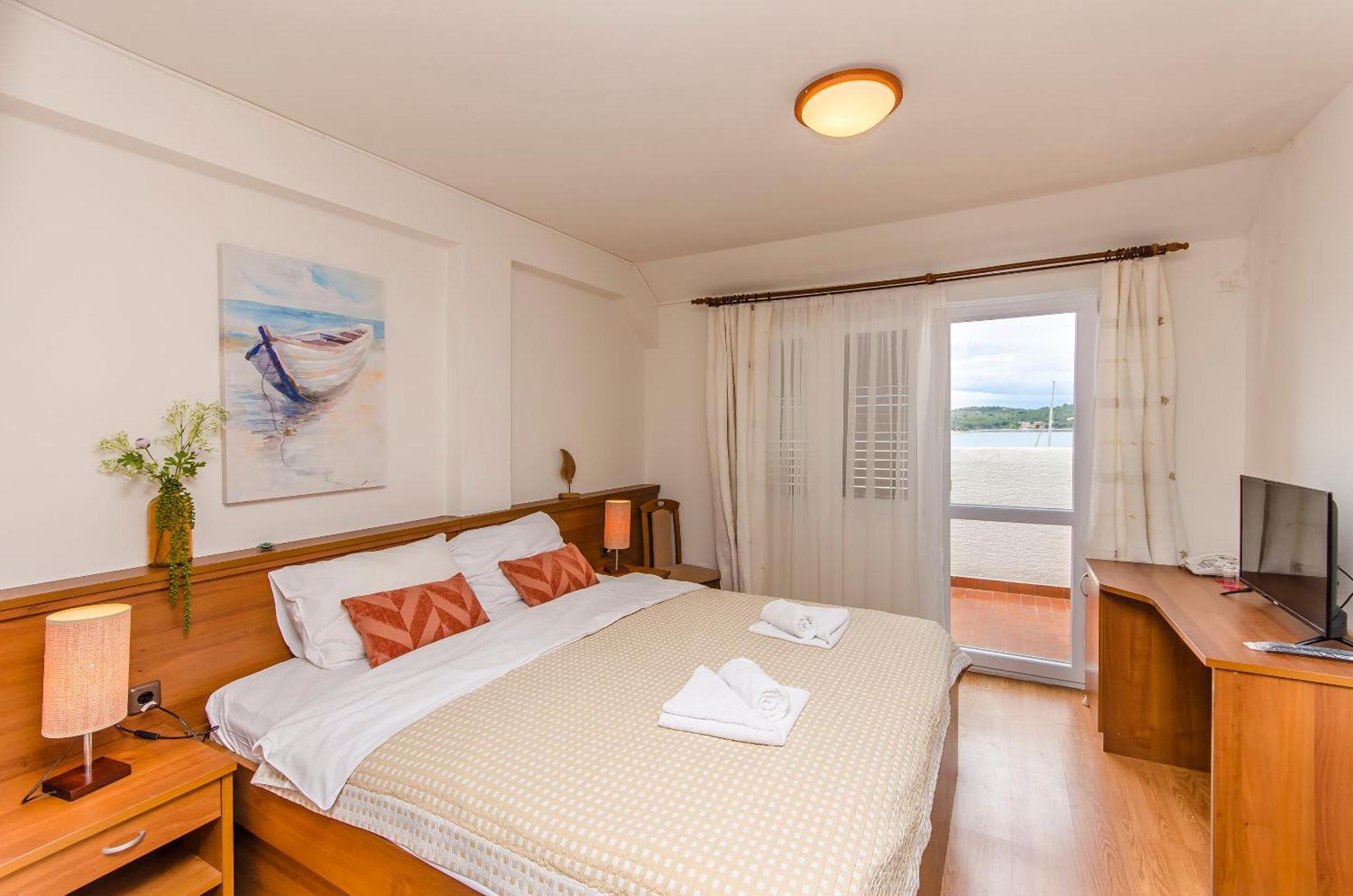 House Hotel Plava Laguna Tisno Buitenkant foto