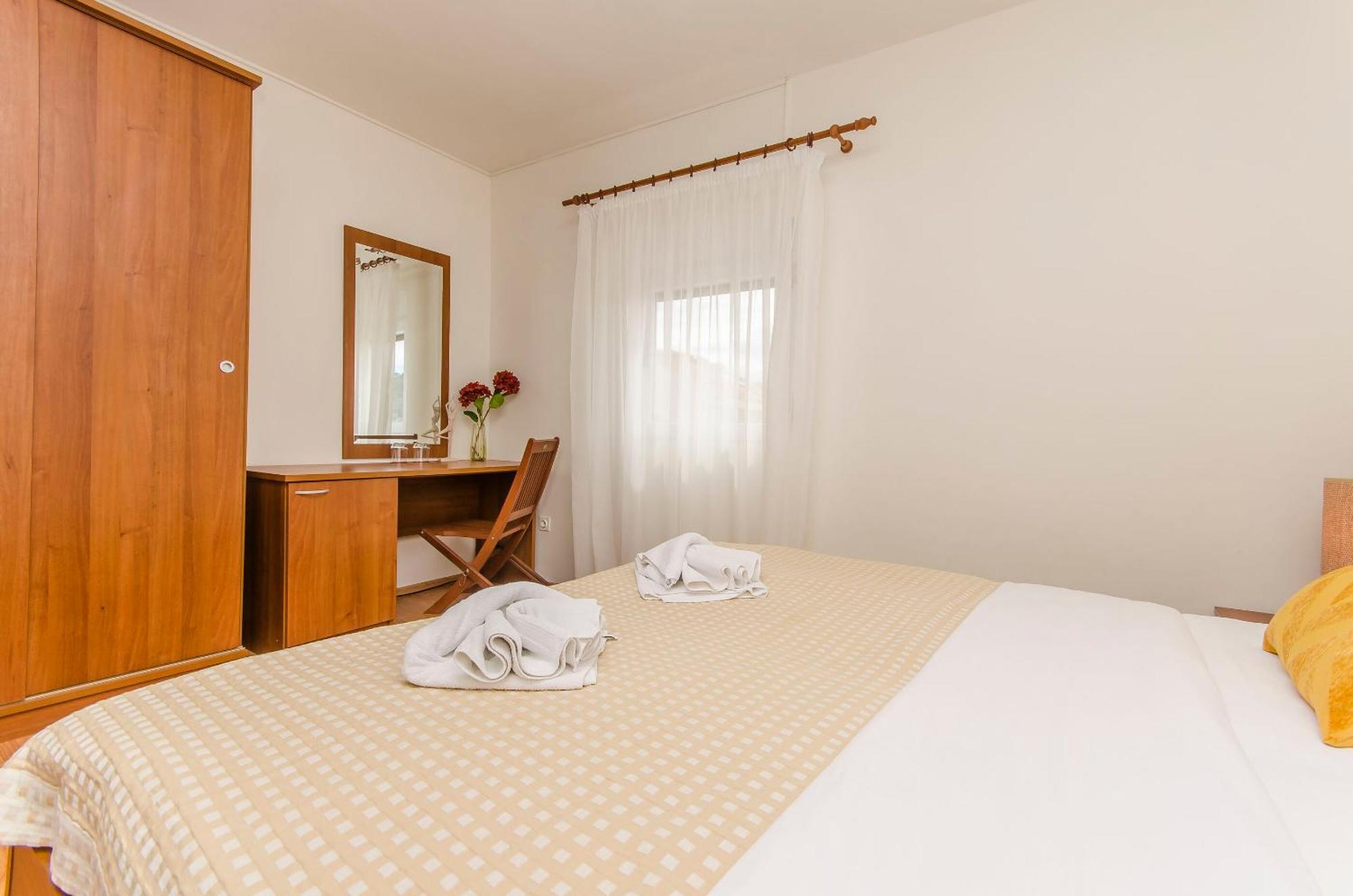 House Hotel Plava Laguna Tisno Buitenkant foto