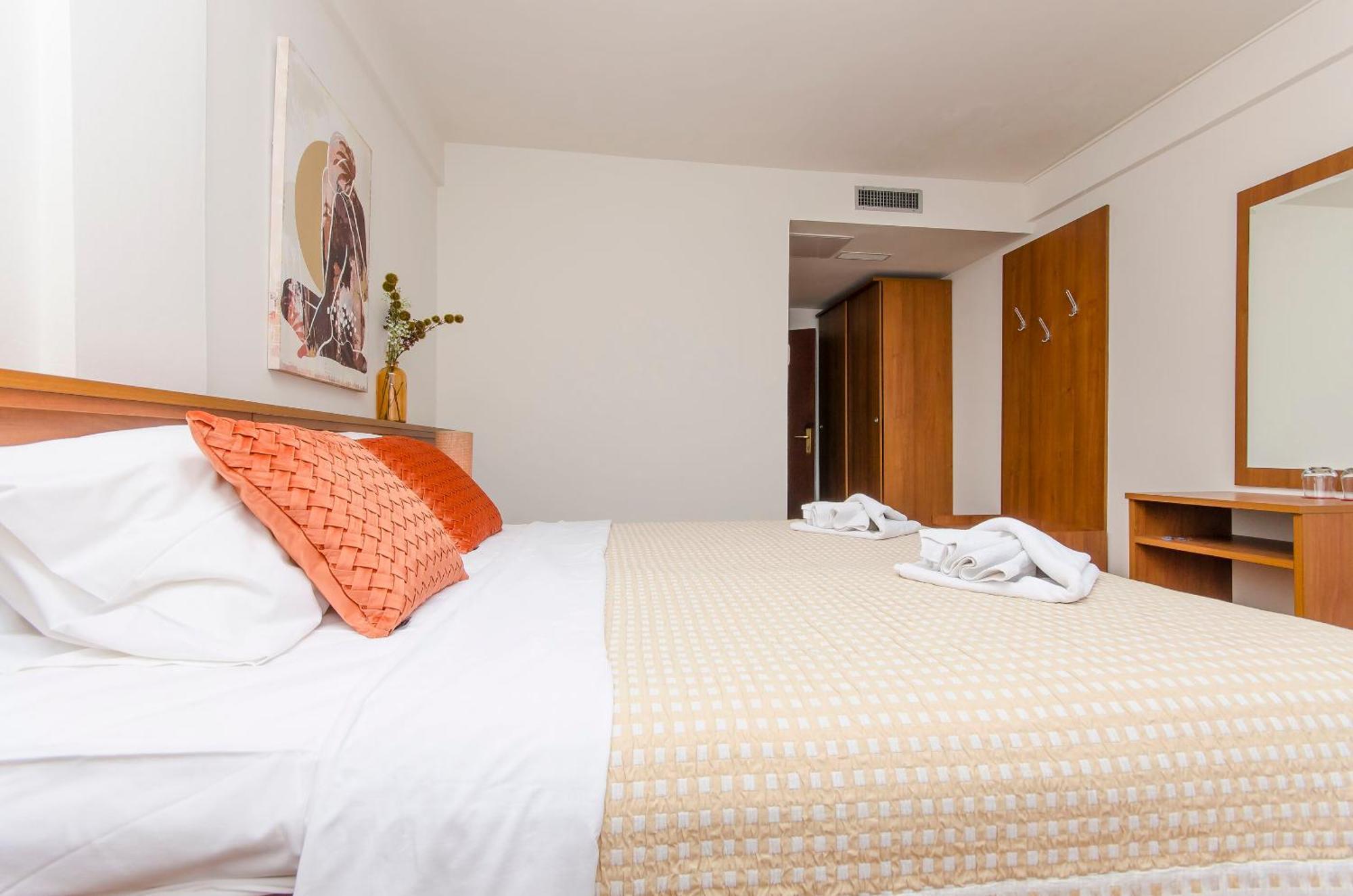 House Hotel Plava Laguna Tisno Buitenkant foto