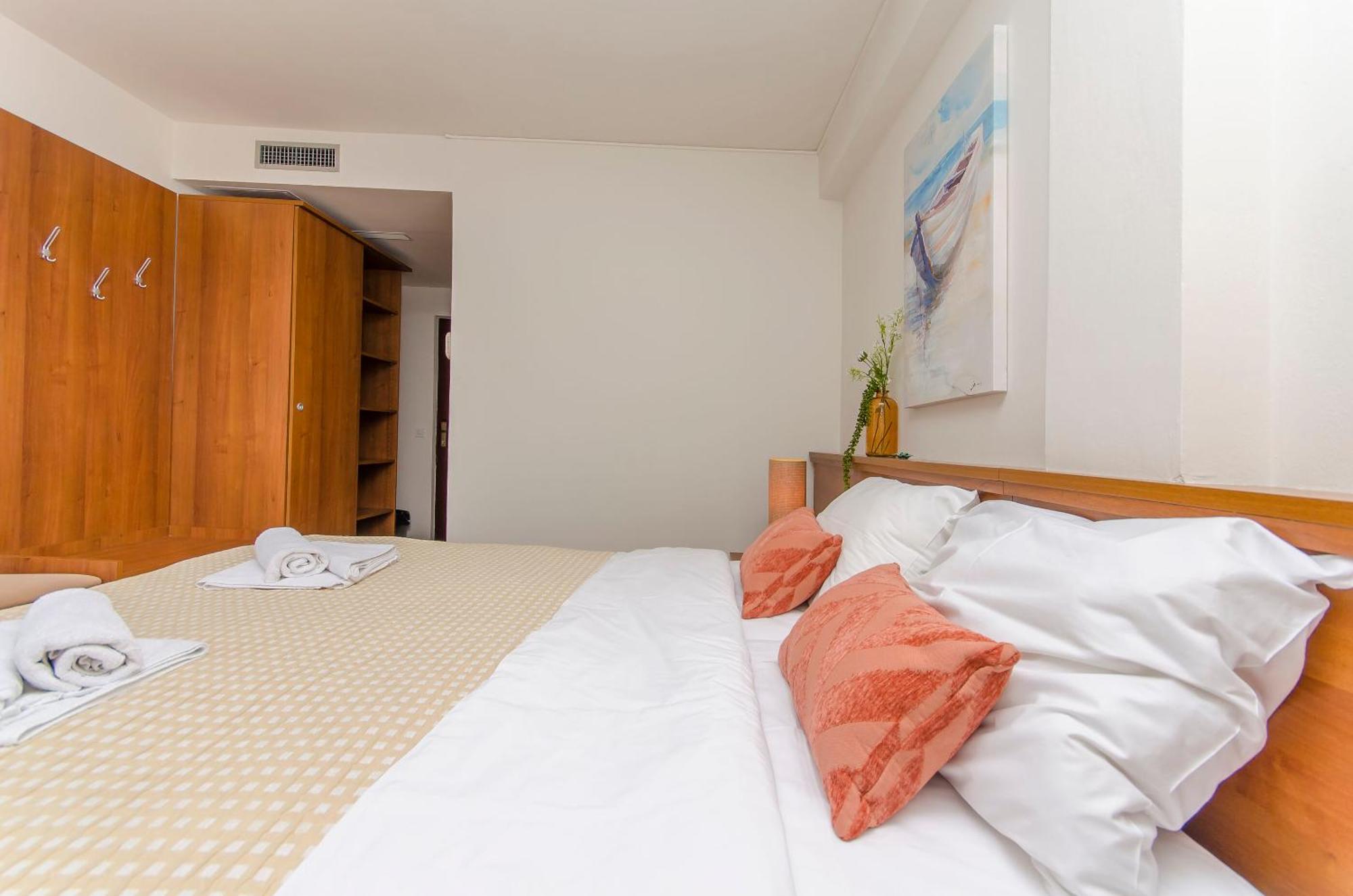 House Hotel Plava Laguna Tisno Buitenkant foto