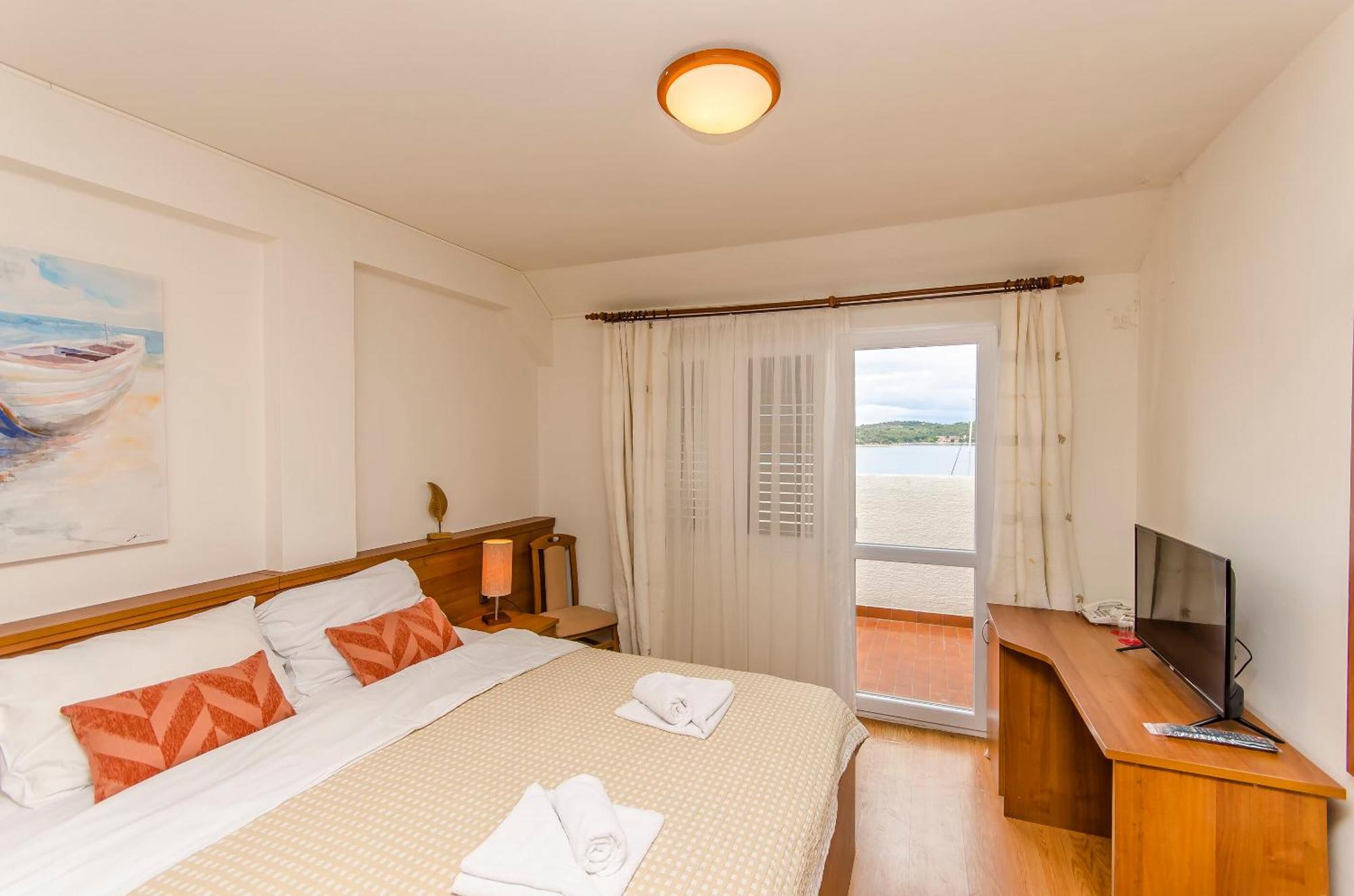 House Hotel Plava Laguna Tisno Buitenkant foto