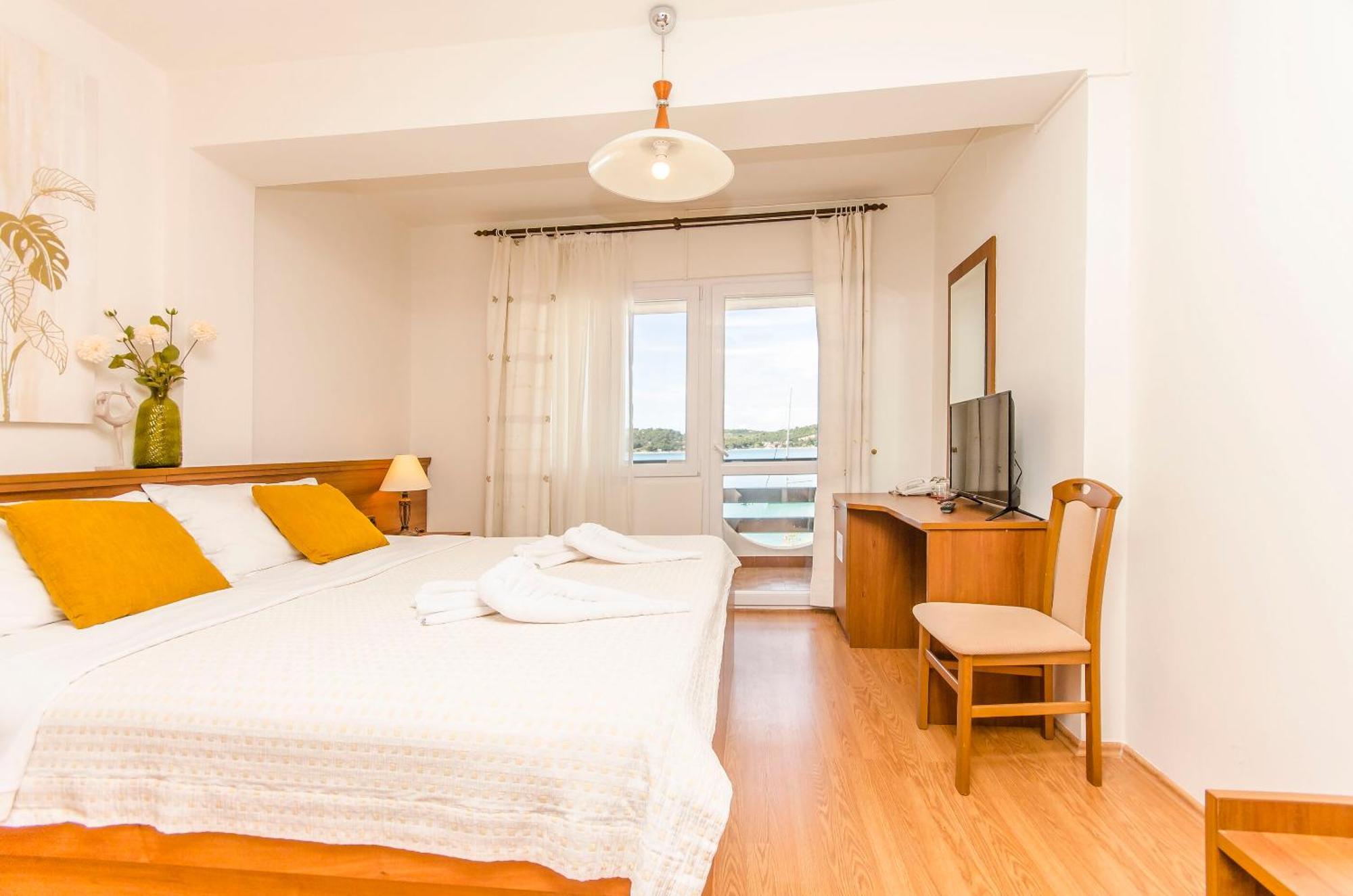 House Hotel Plava Laguna Tisno Buitenkant foto