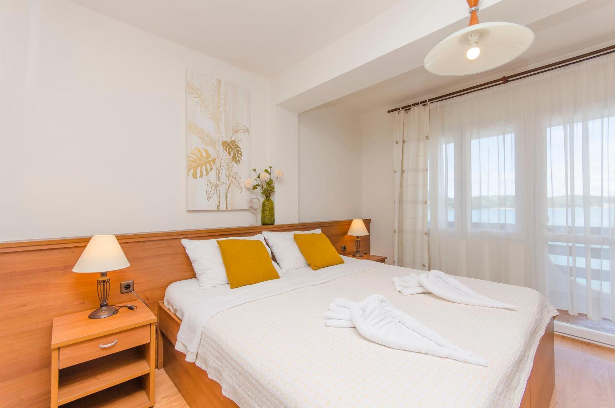 House Hotel Plava Laguna Tisno Buitenkant foto