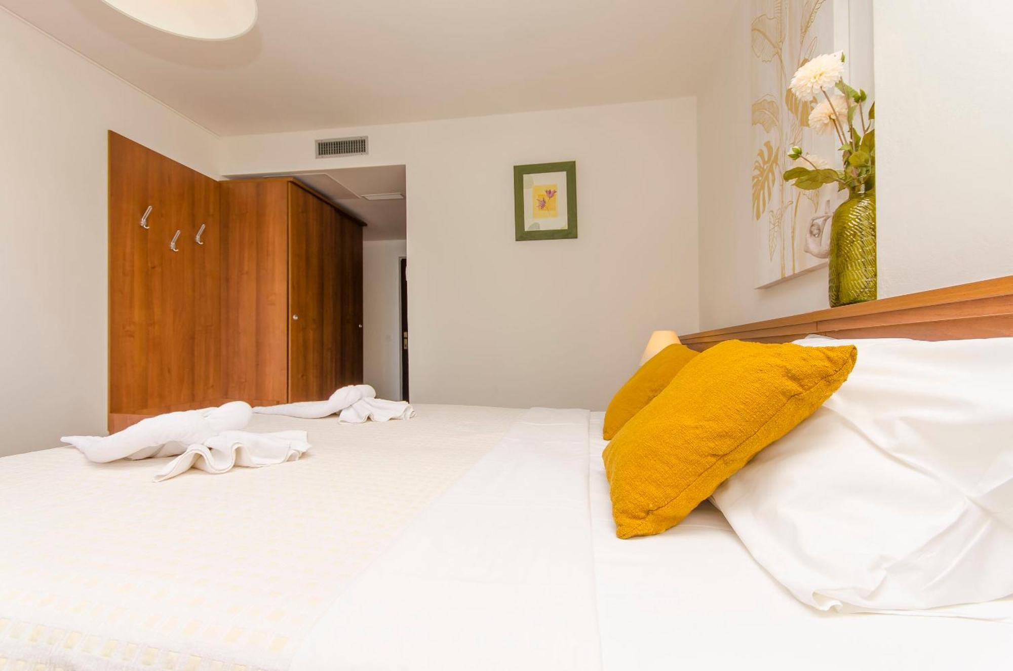 House Hotel Plava Laguna Tisno Buitenkant foto