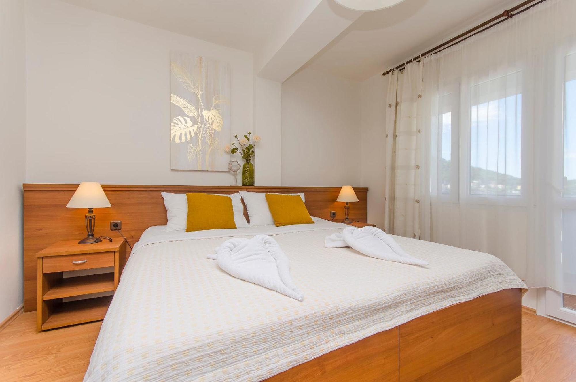 House Hotel Plava Laguna Tisno Buitenkant foto