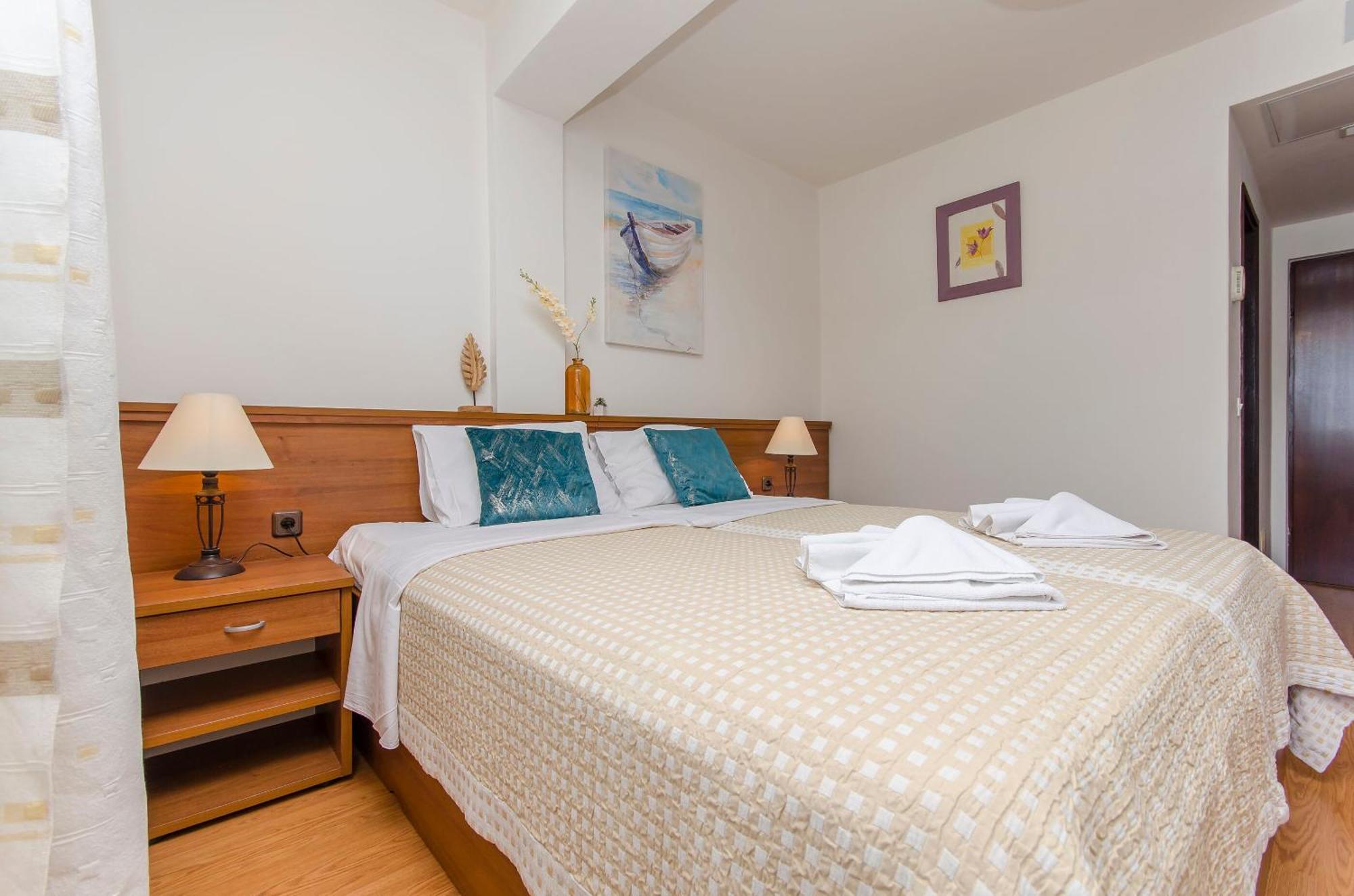 House Hotel Plava Laguna Tisno Buitenkant foto