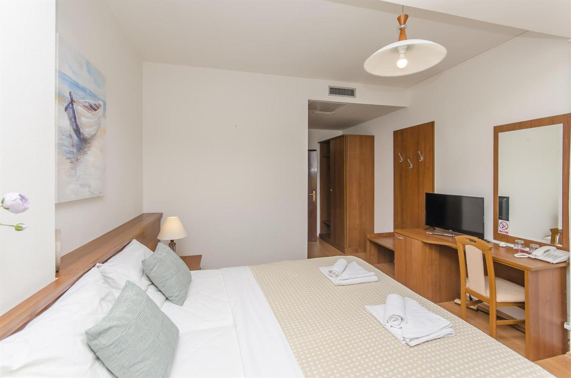 House Hotel Plava Laguna Tisno Buitenkant foto