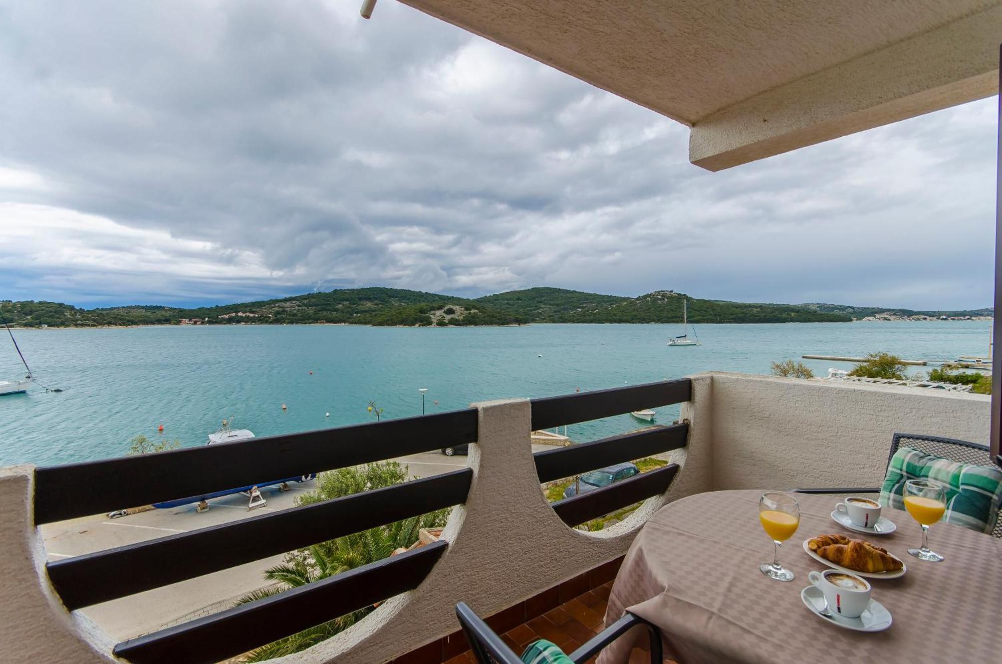 House Hotel Plava Laguna Tisno Kamer foto